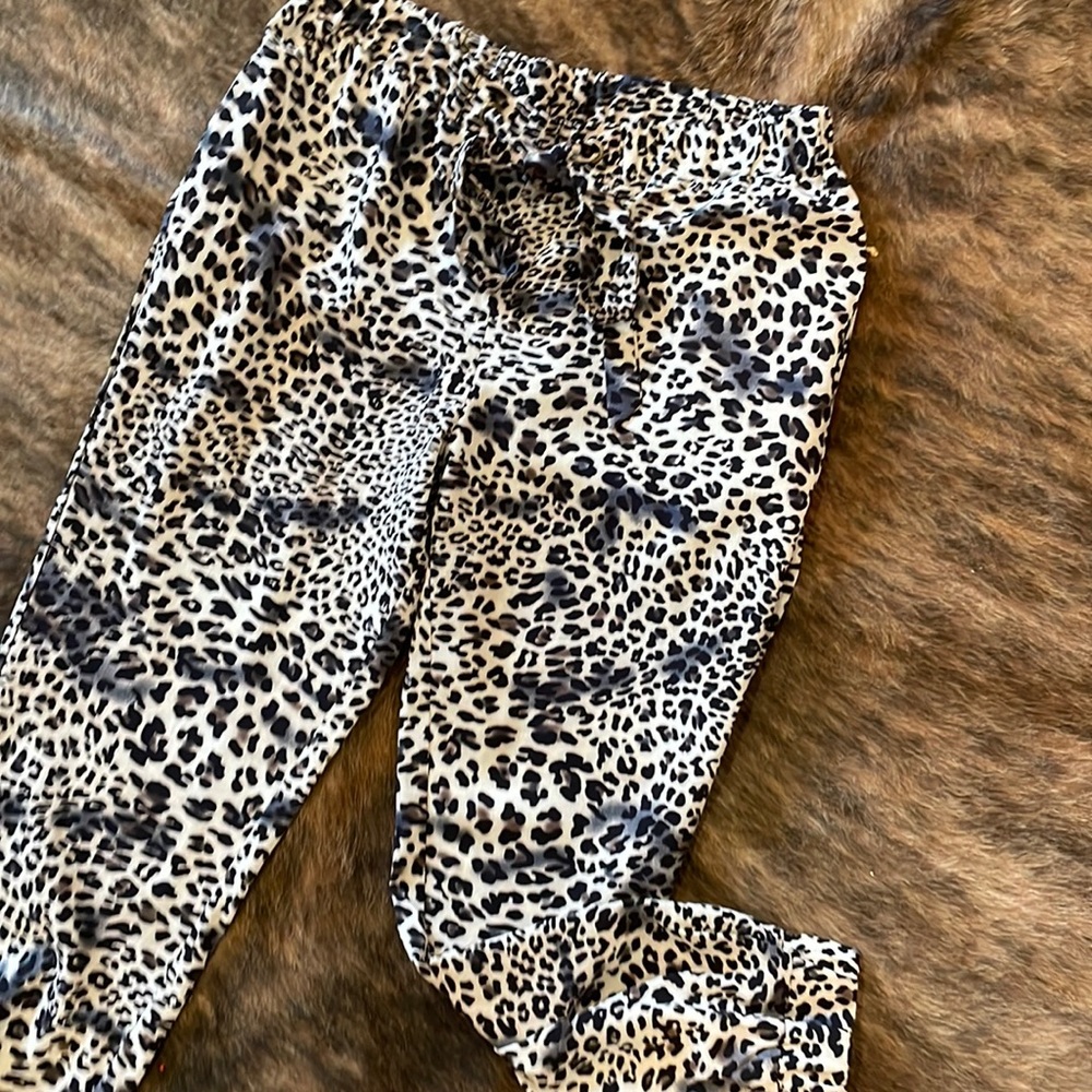 Easel HOT leopard jogger LIKE NEW